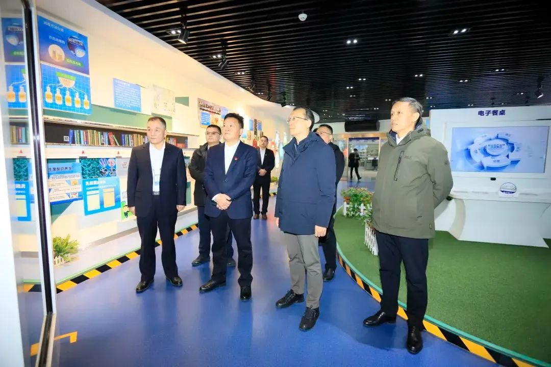 省政府国资委党委书记、主任李涛一行到XINGKONG.COM星空体育(中国大陆)科技公司乳业集团调研