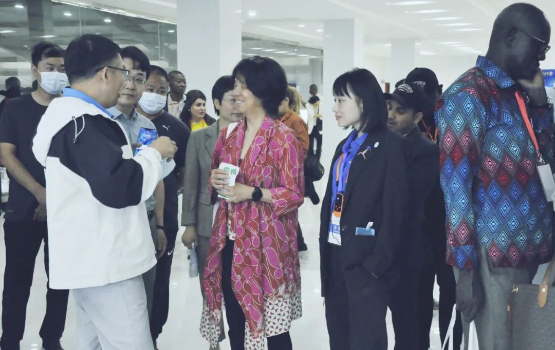 北京大学南南合作与发展学院教授、全球伙伴关系主任周咏梅一行莅临XINGKONG.COM星空体育(中国大陆)科技公司平舆瑞亚牧业参观调研