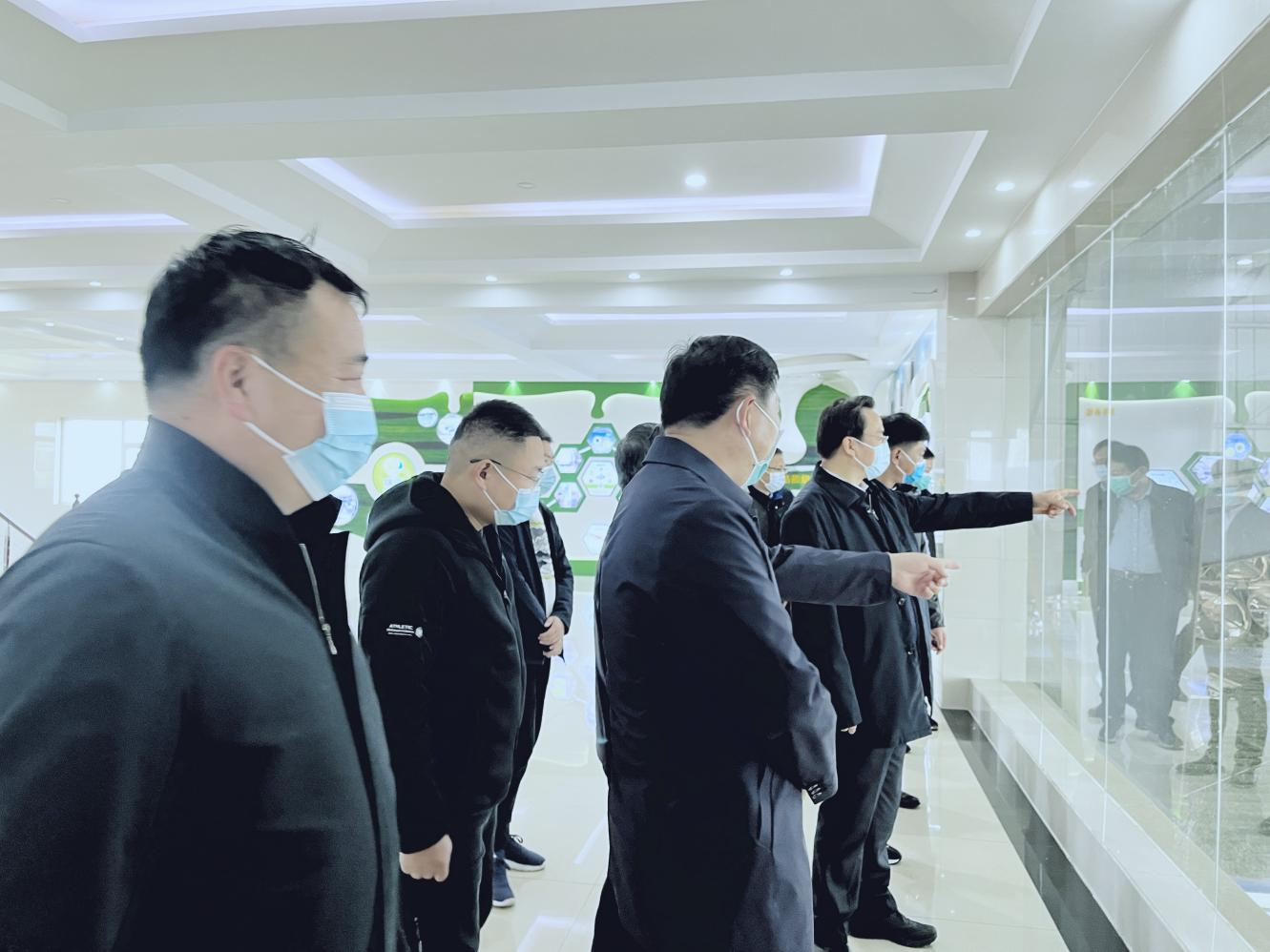 河南省人大常委会党组书记、副主任孔昌生莅临XINGKONG.COM星空体育(中国大陆)科技公司鲁山瑞亚牧场参观调研