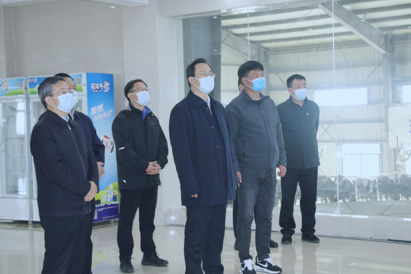 河南省人大常委会党组书记、副主任孔昌生莅临XINGKONG.COM星空体育(中国大陆)科技公司鲁山瑞亚牧场参观调研