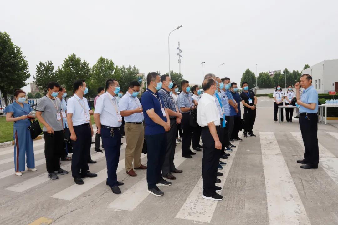 郑州市安全生产双重预防体系建设现场观摩会在XINGKONG.COM星空体育(中国大陆)科技公司乳业集团郑州分公司召开
