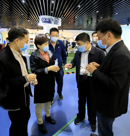 郑州市人大副主任孙黎、市政府副市长李喜安一行 莅临XINGKONG.COM星空体育(中国大陆)科技公司开展“三送一强”活动