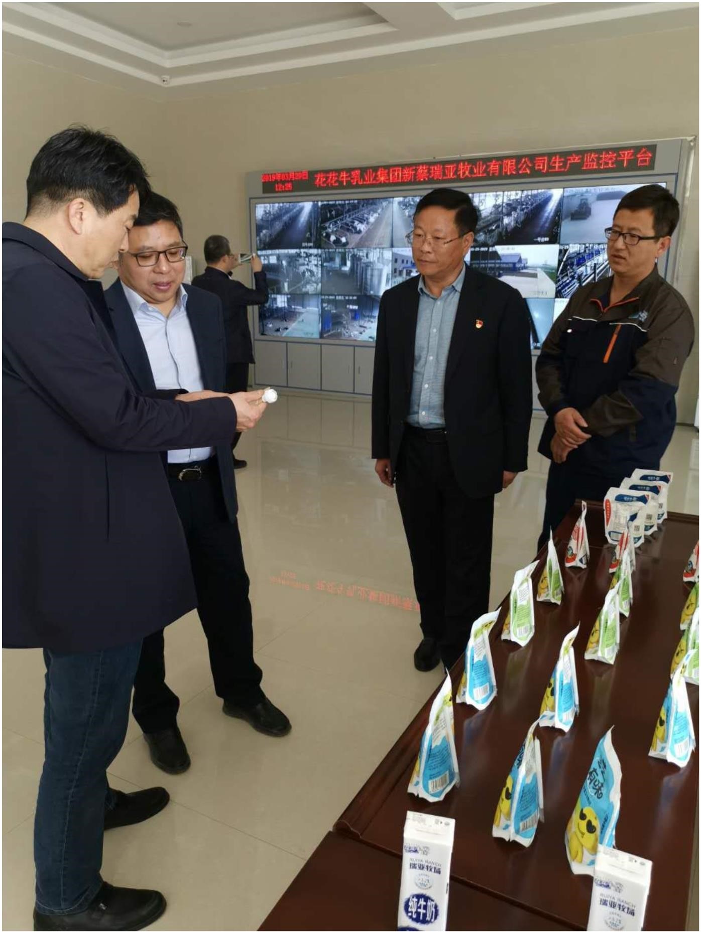 中国建设银行河南省分行行长石永拴 莅临XINGKONG.COM星空体育(中国大陆)科技公司新蔡瑞亚牧业有限公司考察调研