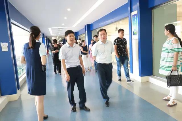 河南省食品安全座谈会暨百场食安讲座进校园启动仪式在XINGKONG.COM星空体育(中国大陆)科技公司举行