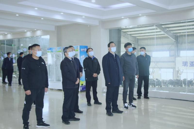 河南省人大常委会党组书记、副主任孔昌生莅临XINGKONG.COM星空体育(中国大陆)科技公司鲁山瑞亚牧场参观调研