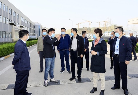 郑州市人大副主任孙黎、市政府副市长李喜安一行 莅临XINGKONG.COM星空体育(中国大陆)科技公司开展“三送一强”活动