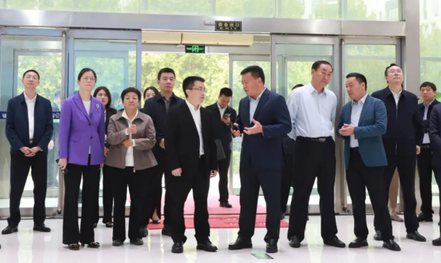 河南省人民政府副秘书长卢东林陪同四川省巴中市委书记鲜荣成一行莅临河南XINGKONG.COM星空体育(中国大陆)科技公司乳业集团参观调研