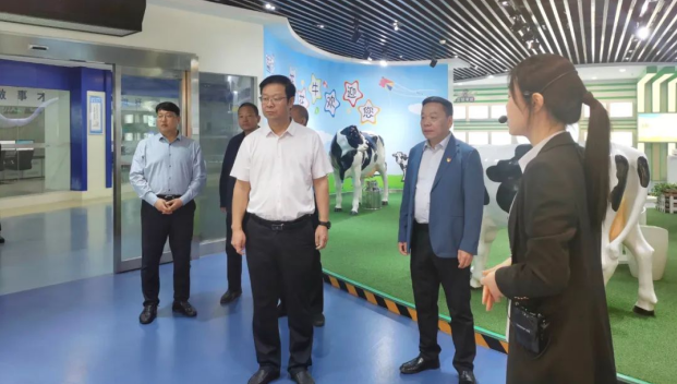 郑州市人民检察院党组书记、代检察长张道伟一行莅临河南XINGKONG.COM星空体育(中国大陆)科技公司乳业集团参观调研